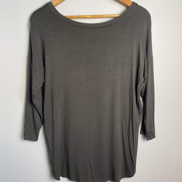 Aritzia Babaton Women's Dark Olive Green 1/2 Sleeve 1/4 Side Slit T-Shirt Medium - Picture 6 of 14